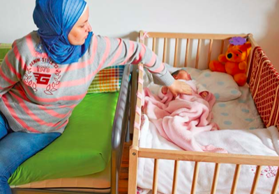 Mutter Zahra und Baby Alma in Linz (Foto: Heinz S. Tesarek)
