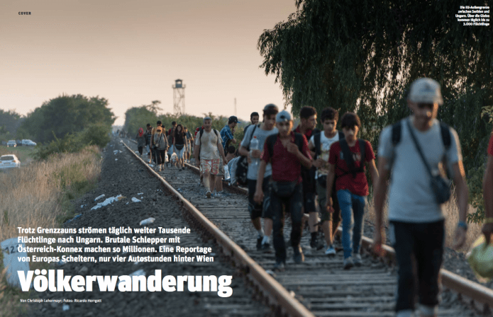 Zu Tausenden marschieren Flüchtlinge über den Bahndamm in die EU (Foto: Ricardo Herrgott)